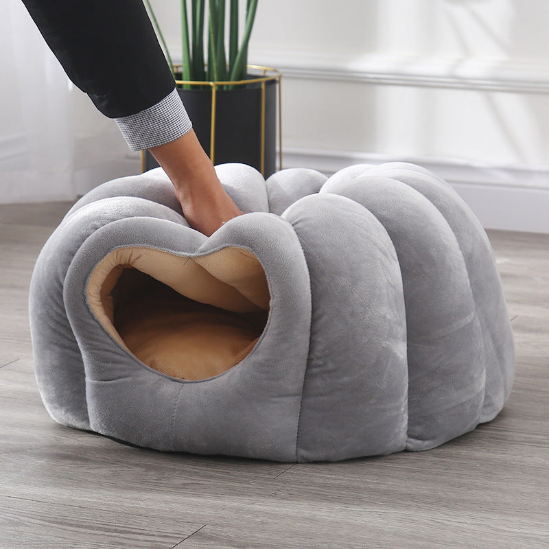 Cuccia a forma di zucca con cuscino rimovibile