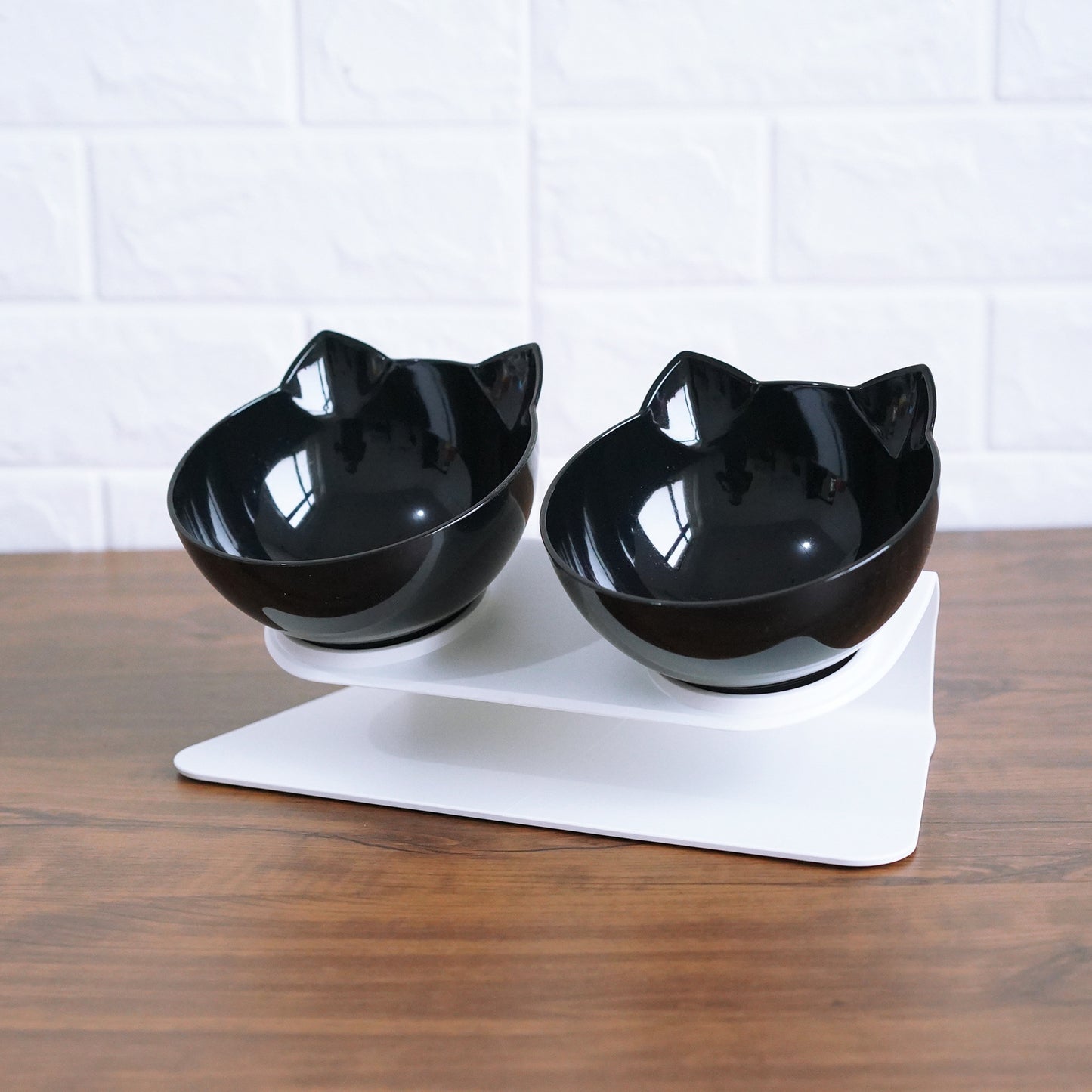 Bowls in the shape of a cat's head with an inclined bowl holder