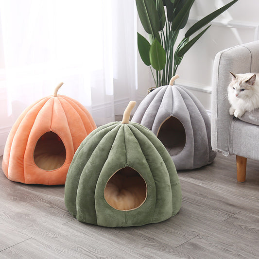 Pumpkin-shaped pet bed with removable cushion