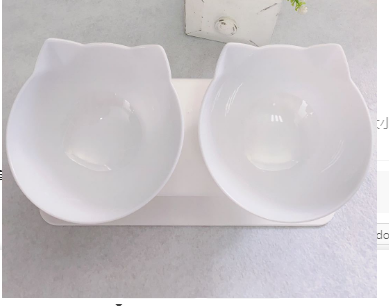 Bowls in the shape of a cat's head with an inclined bowl holder